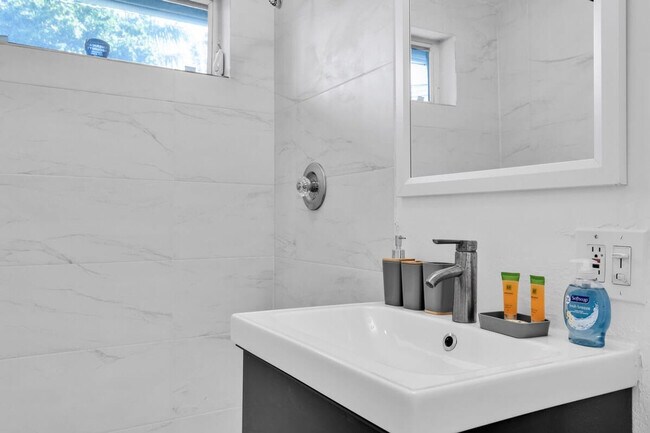 Building Photo - 714 NE 17th Ct