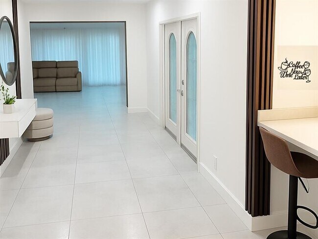 Building Photo - 751 Hollywood Blvd