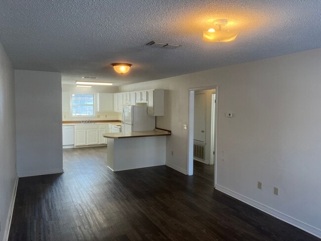 Building Photo - 2 Bed 1 Bath Duplex