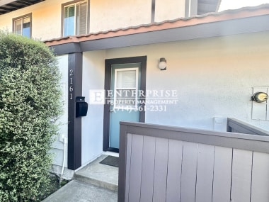 Building Photo - Luxury Living Made Easy: Your Tustin 2-Bedroom Condo Awaits with a Pool and Tennis Courts