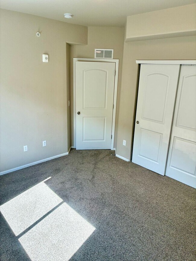 Building Photo - ***2 WEEKS FREE***West Greeley Spacious Townhome With New Carpet!