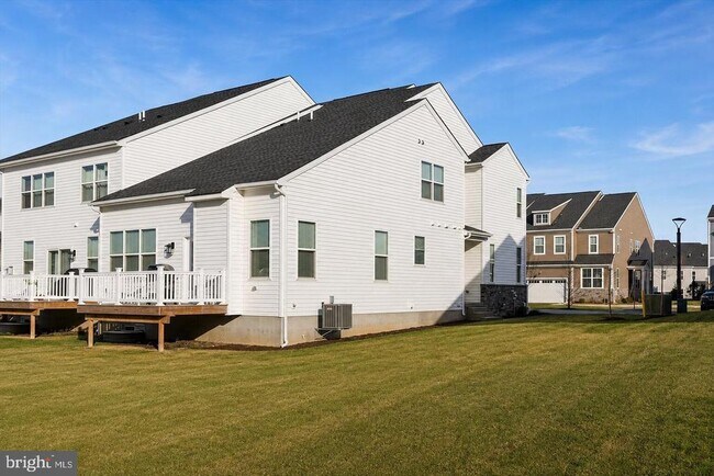 Building Photo - 10 Ladbroke Dr
