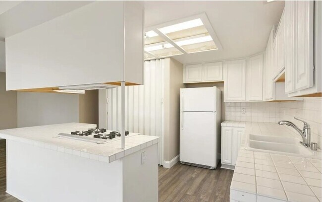 Building Photo - Spacious Carlsbad Condo Walking distance t...