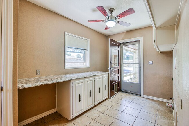 Building Photo - Stunning eastside rental in highly desirable area!