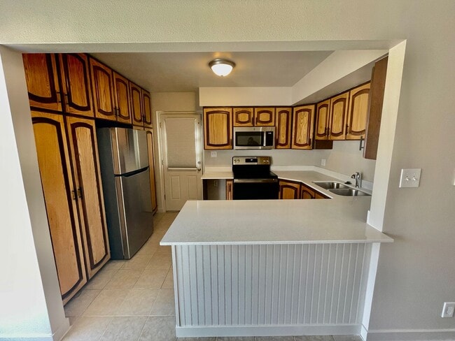 Building Photo - Fully Remodeled 3-BR, 3-BA Townhome with Kitchenette in Basement