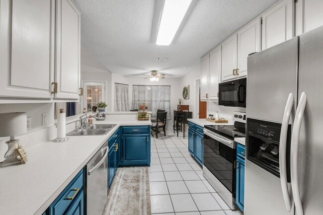 Building Photo - 6453 Garden Dr