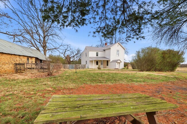 Building Photo - 1839 Spring Hill Rd