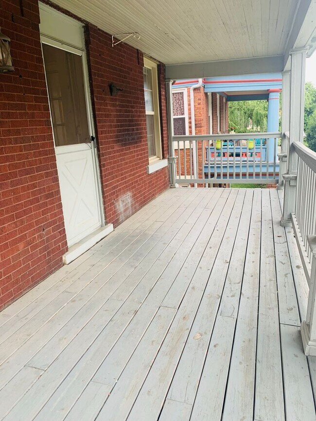 Building Photo - 3 bedroom 1.5 bath one block from Franklin Conservatory