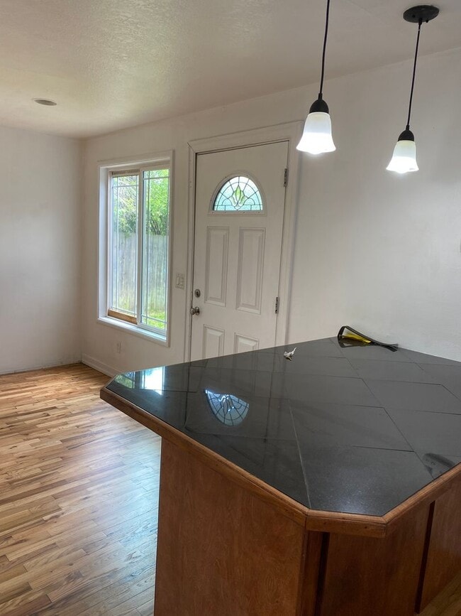 Building Photo - 4 bed 1 bath