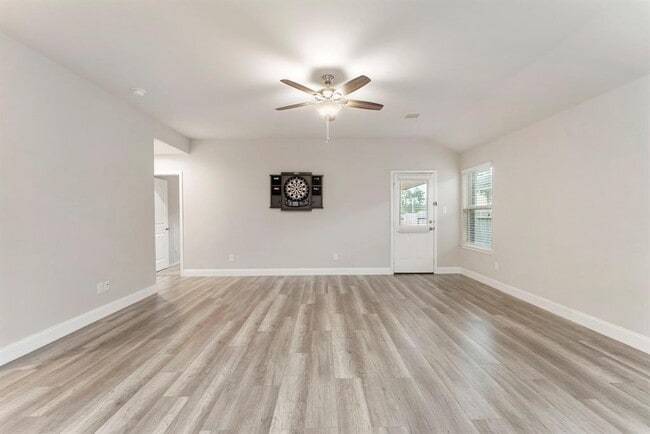 Building Photo - 14077 Lake Cres Dr