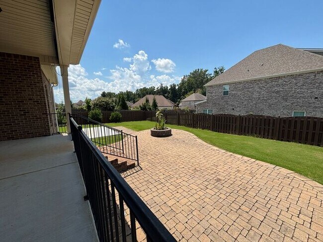 Building Photo - Madison City Schools with a 3 car garage and large fenced yard!