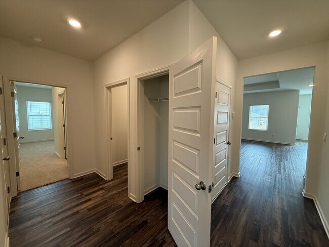 Building Photo - Springville Schools One Level 4 Bedroom / 3 Bathroom/ 3 Car Garage