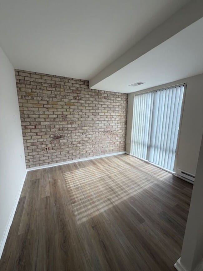 Building Photo - SPACIOUS 2 BEDROOM 2 BATH CONDO IN CENTER CT