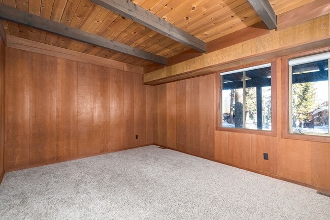 Building Photo - Vintage Vibe, Lake View, Corner Lot 3x2 with New Appliances