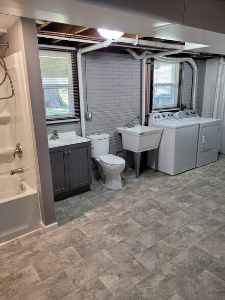 Building Photo - 4712 Western Ave