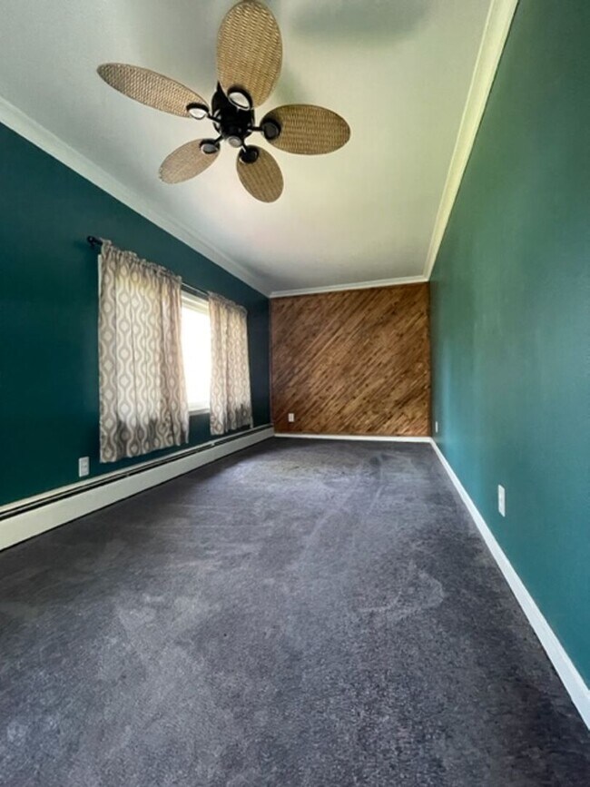 Building Photo - ADORABLE 3 BED 1.5 BATH BUNGALOW -----DEERING ST.