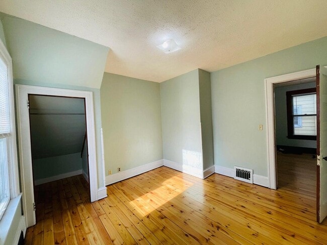 Building Photo - 929 Huron Ave