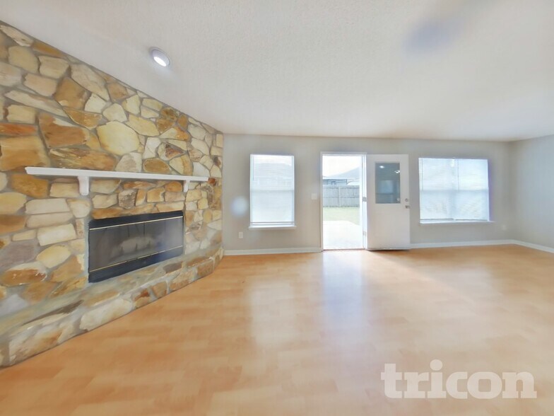 Building Photo - 325 Island View Cir