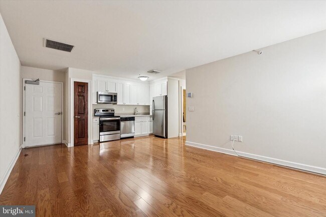 Building Photo - 3 N Sycamore St