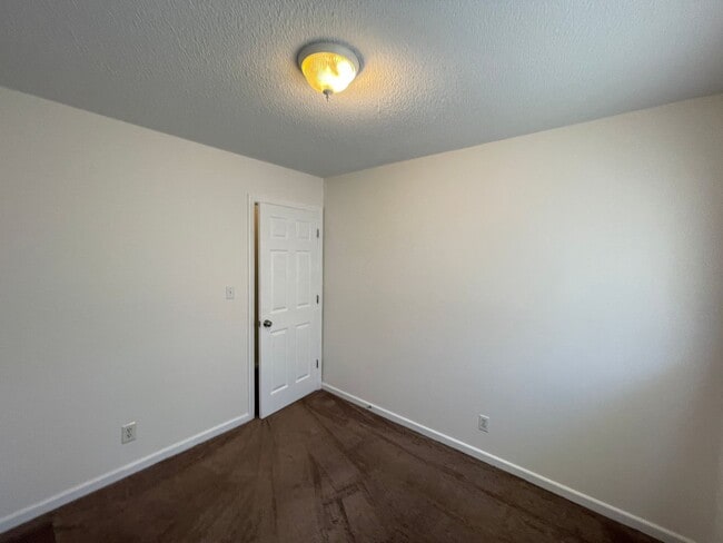 Building Photo - Freshly painted 3 bedroom 1.5 bath house with very large yard!  Pet Friendly!