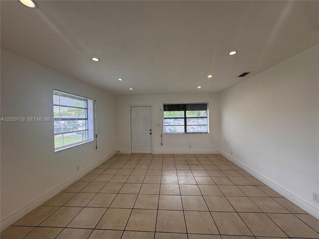 Building Photo - 407 NW 7th Ct