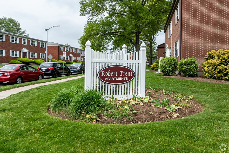 Primary Photo - Robert Treat Apartments