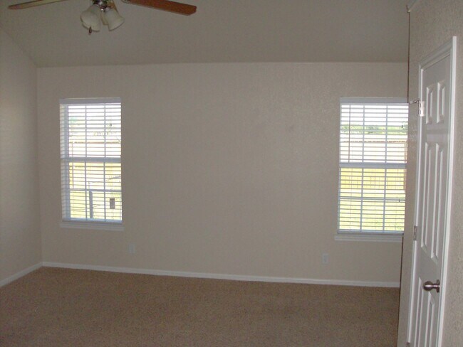 Building Photo - Adorable 2 Bed/2 Bath Duplex in Trimmier Estates!