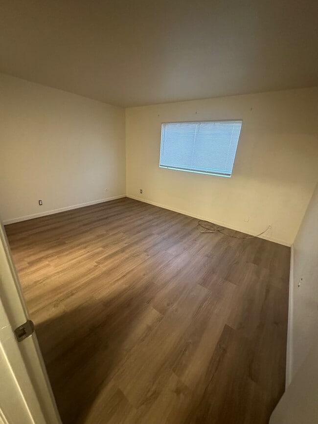 Building Photo - Desirable Duplex Unit with Lincoln Schools