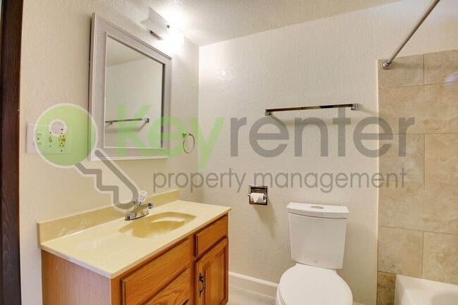 Building Photo - 809 N Hobson Ave