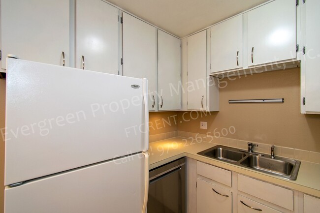 Building Photo - Great 2 bed 1 bath Condo in a Great Location!