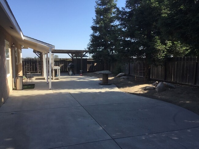 Building Photo - 5430 N Madera Ave