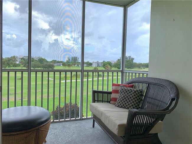 Building Photo - 2950 N Palm Aire Dr