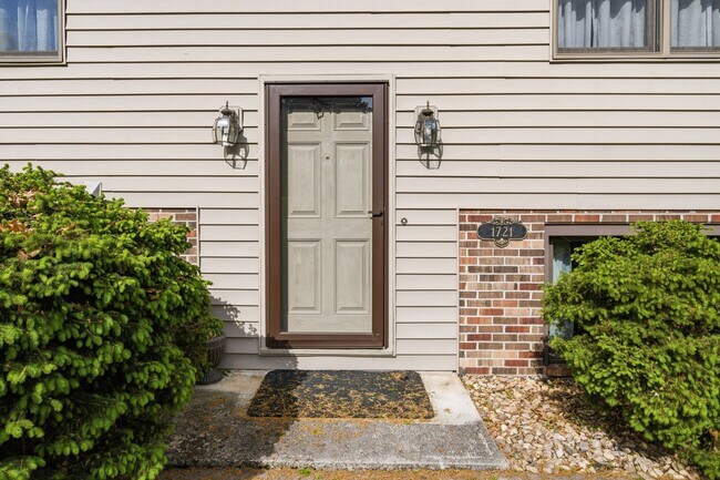 Building Photo - Spacious 5-Bedroom Home in Prestigious Blacksburg Country Club Estates