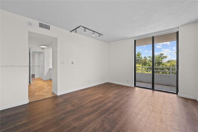 Building Photo - 20225 NE 34th Ct