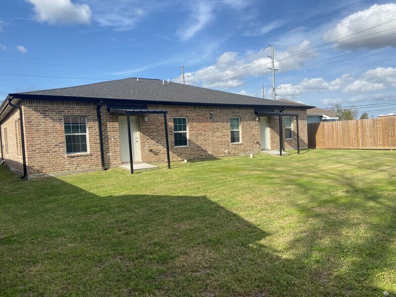 Fenced backyard. - 2923 Pecos St