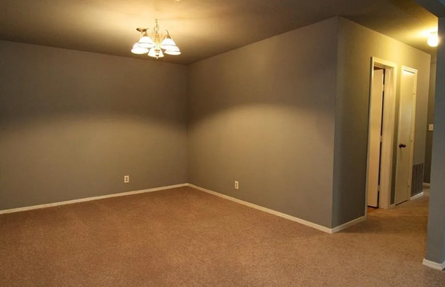 Building Photo - 3 Bed | 2 Bath | South Tulsa