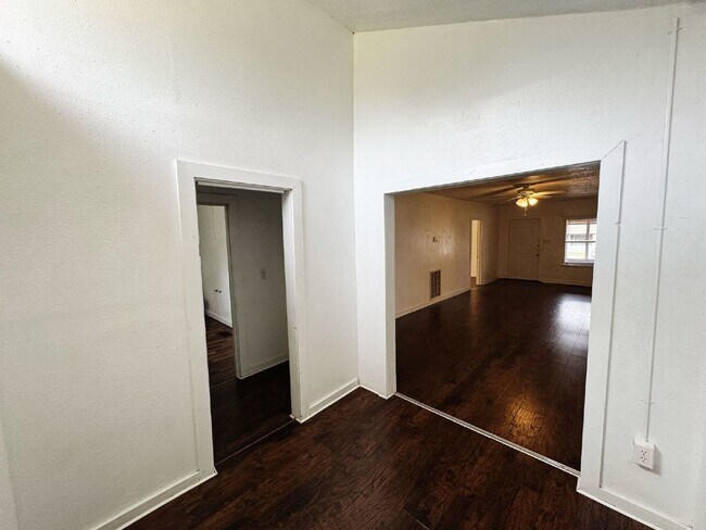 Building Photo - "Charming 3-Bedroom Retreat with Modern Amenities in Lakeland!"