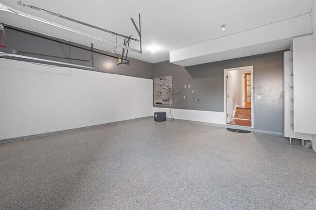 Building Photo - 18 SKYVIEW Ter