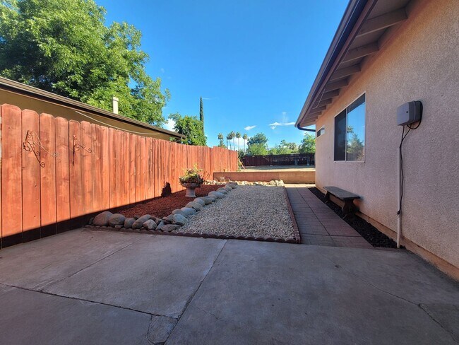 Building Photo - Single-Story 4-Bedroom Apartment in Yucaipa!