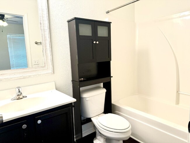 Building Photo - Updated Townhome in University Park!