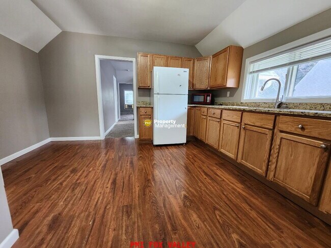 Building Photo - 2 Bedroom Upper