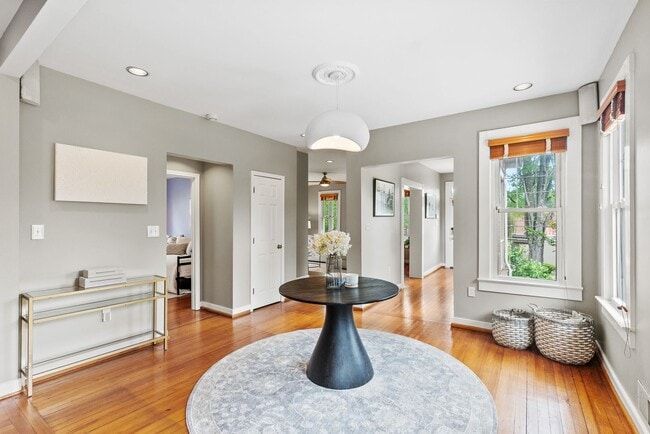 Building Photo - Spacious Kent Home | 6 Bed | 4 Bath | 4,000 Sf | Front Porch + Backyard | Detached 4-Car Garage