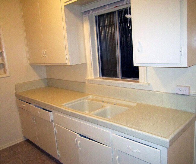 Building Photo - 507 Loma Dr
