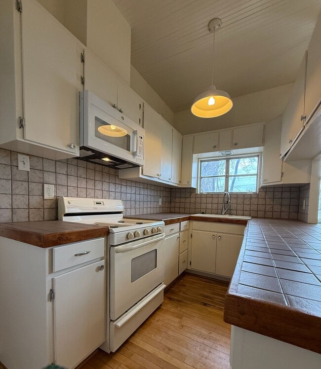 Building Photo - 606 S Montezuma St