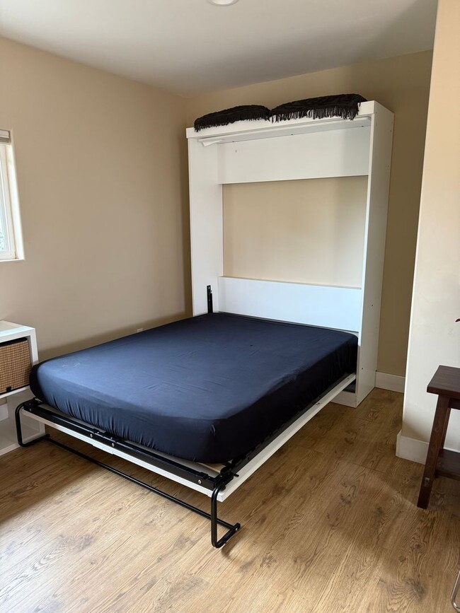 Building Photo - Charming Coastal Studio in Carlsbad - Furnished, all utilities + wi-fi included!