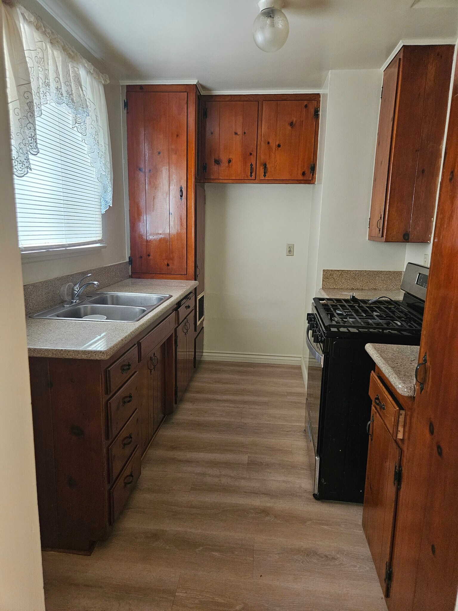 kitchen - 5927 Lemp Ave