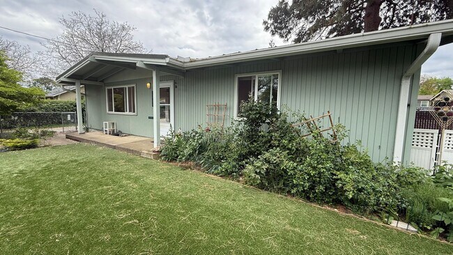 Building Photo - Charming 3-Bed 2bath Single-Level Home in ...
