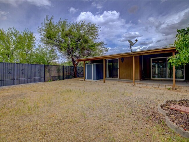 Building Photo - Charming 4-Bedroom Home with Spacious Living & Private Backyard!