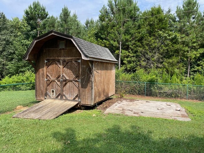 Building Photo - 3 BED, 2 BATH BRICK HOME LOCATED IN COUNTR...