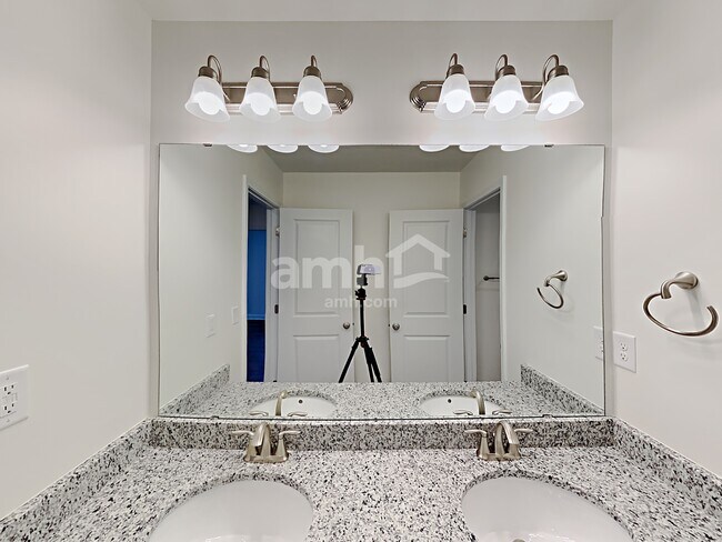 Building Photo - 1006 Bentley Pl